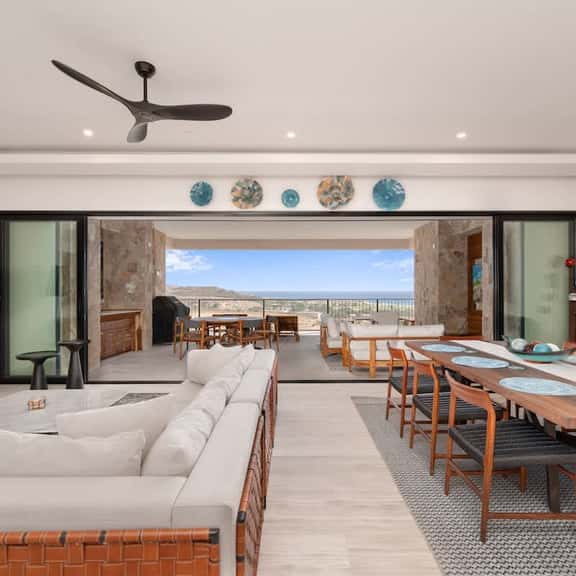 Serene Shores. Elegant 3BR Escape with Golf cart - Image 1
